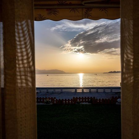 Loutraki Sea Sunset Daire Dış mekan fotoğraf