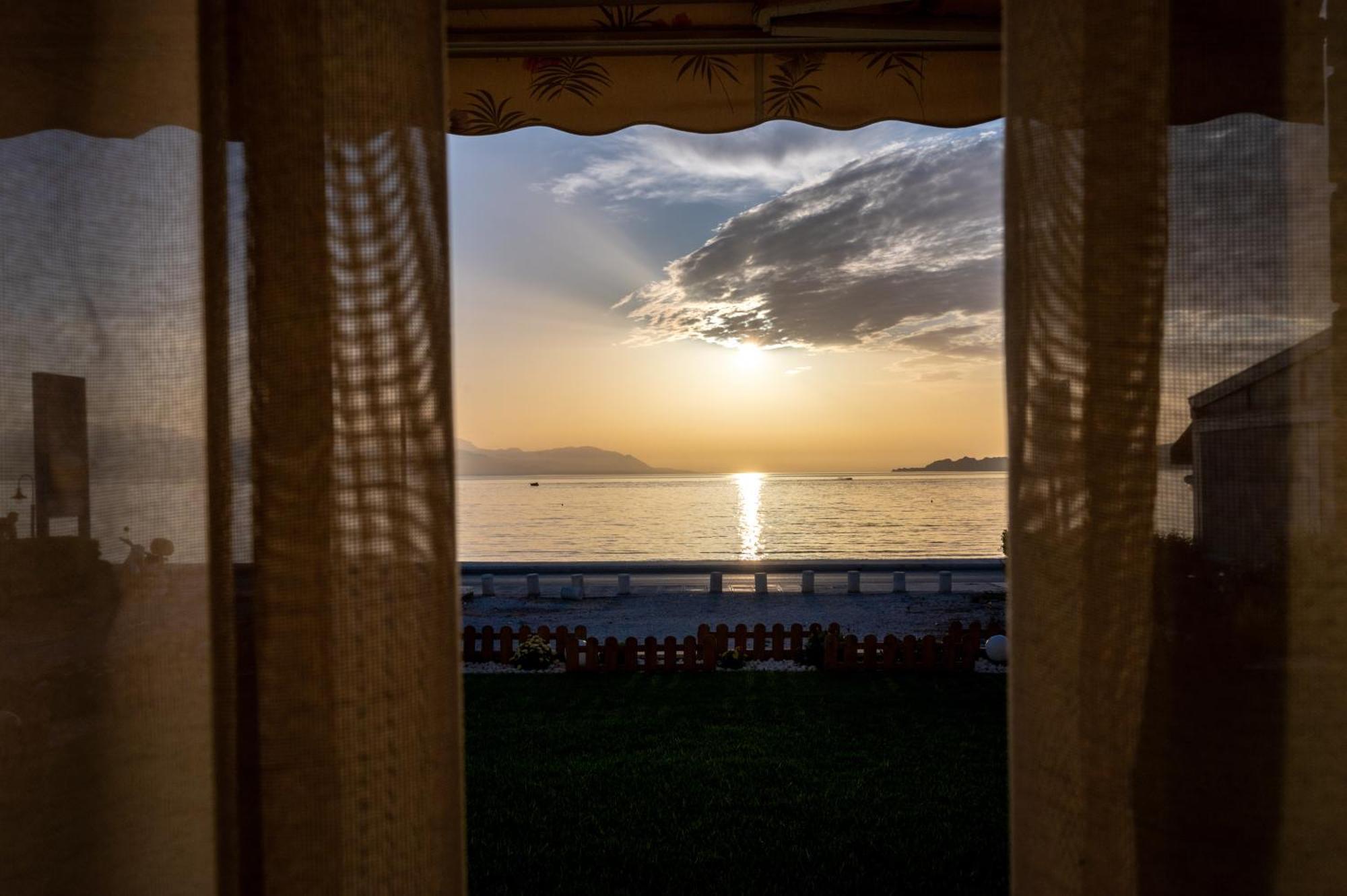 Loutraki Sea Sunset Daire Dış mekan fotoğraf